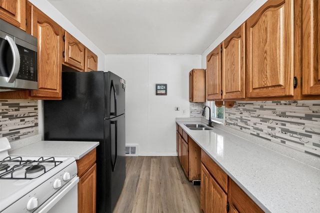 6002 Rollins Avenue, Des Moines, IA 50312