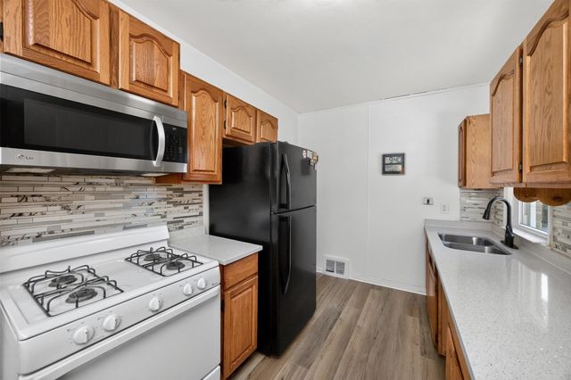 6002 Rollins Avenue, Des Moines, IA 50312