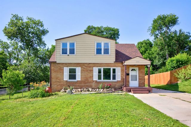 6002 Rollins Avenue, Des Moines, IA 50312