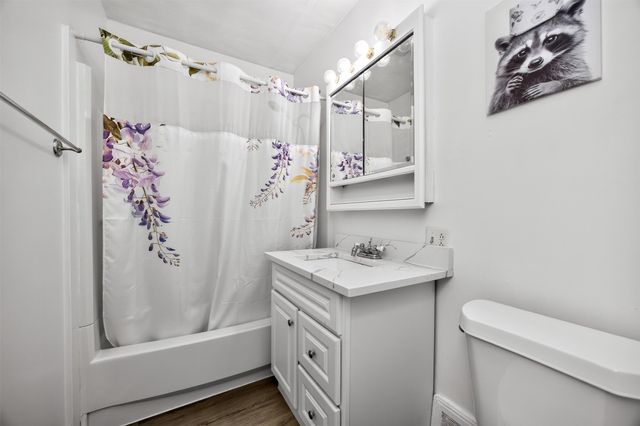 6002 Rollins Avenue, Des Moines, IA 50312
