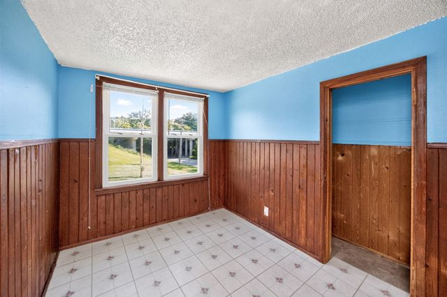 6002 Rollins Avenue, Des Moines, IA 50312