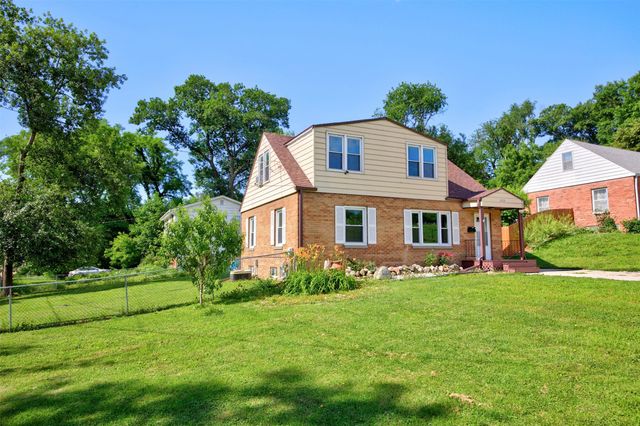 6002 Rollins Avenue, Des Moines, IA 50312