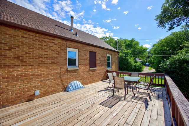 6002 Rollins Avenue, Des Moines, IA 50312