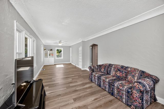 6002 Rollins Avenue, Des Moines, IA 50312