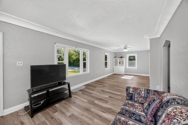 6002 Rollins Avenue, Des Moines, IA 50312