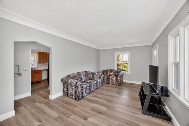 6002 Rollins Avenue, Des Moines, IA 50312