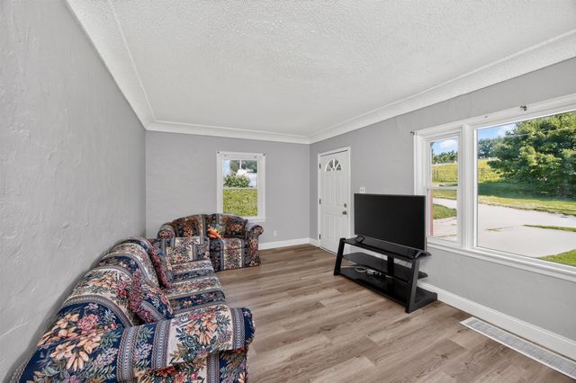 6002 Rollins Avenue, Des Moines, IA 50312