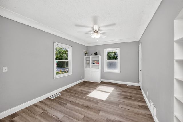 6002 Rollins Avenue, Des Moines, IA 50312