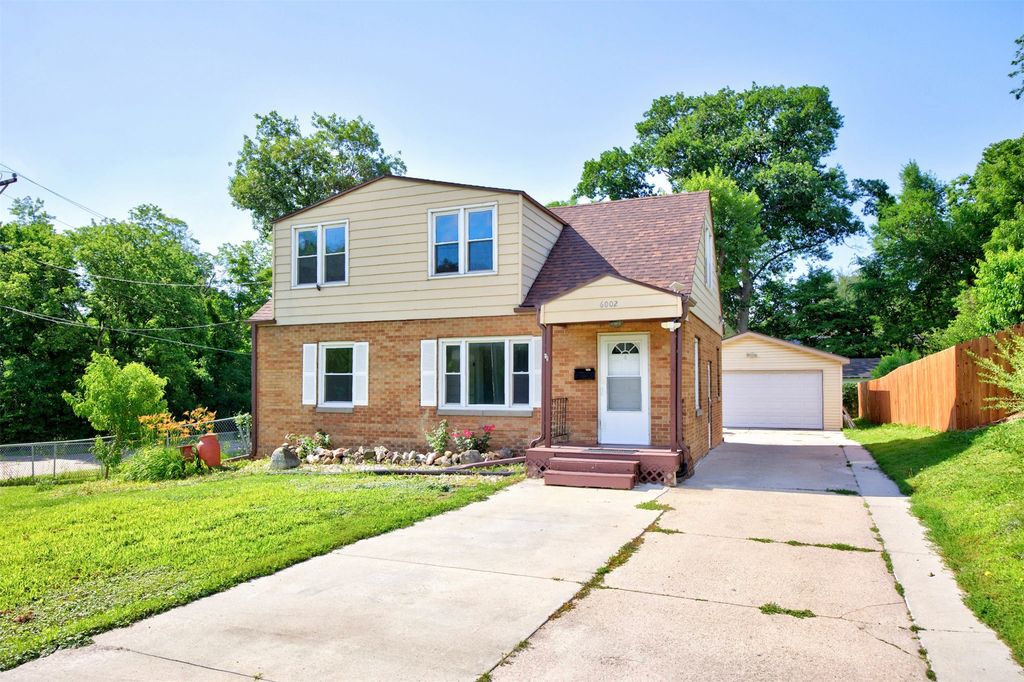 6002 Rollins Avenue, Des Moines, IA 50312