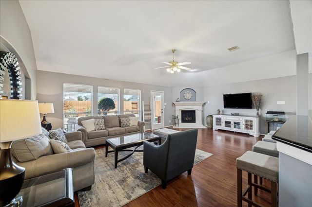 1818 High Falls Lane, Pearland, TX 77581