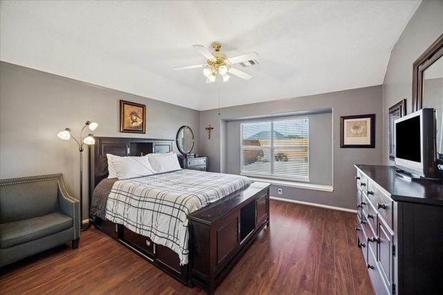 1818 High Falls Lane, Pearland, TX 77581