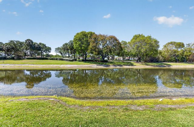 10530 Lake Vista Circle, Boca Raton, FL 33498