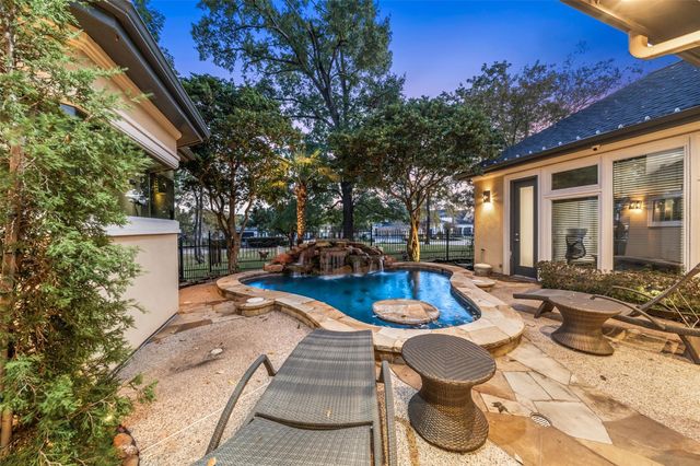 142 Creekwood E, Montgomery, TX 77356