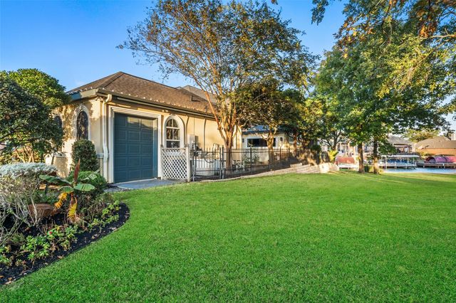 142 Creekwood E, Montgomery, TX 77356