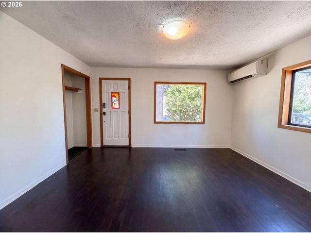 5926 Se LEXINGTON St, Portland, OR 97206