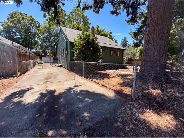 5926 Se LEXINGTON St, Portland, OR 97206
