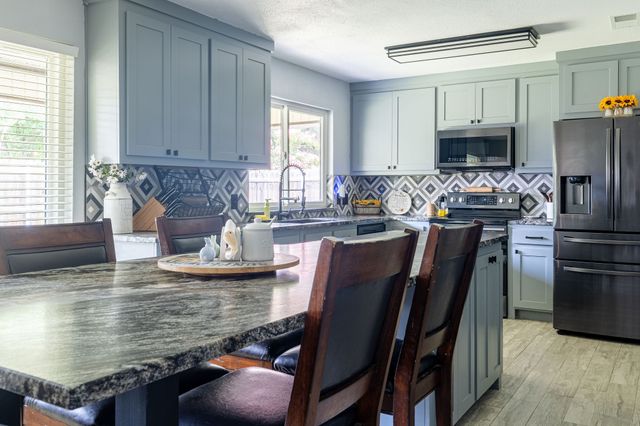 728 NW James Circle, Burleson, TX 76028
