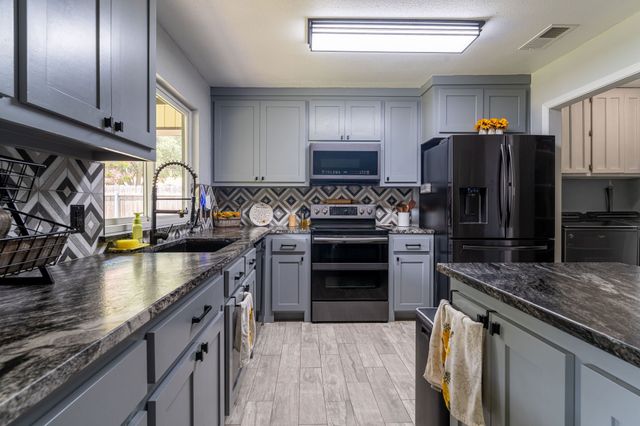 728 NW James Circle, Burleson, TX 76028