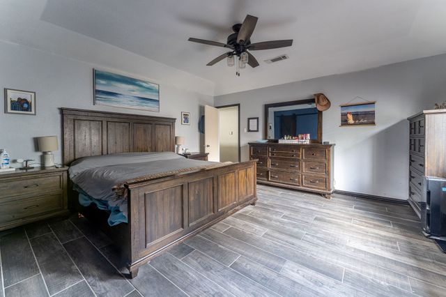 728 NW James Circle, Burleson, TX 76028