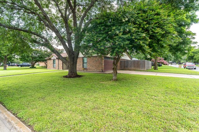 728 NW James Circle, Burleson, TX 76028