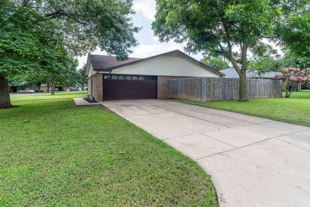 728 NW James Circle, Burleson, TX 76028