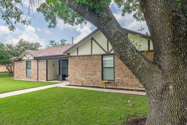 728 NW James Circle, Burleson, TX 76028