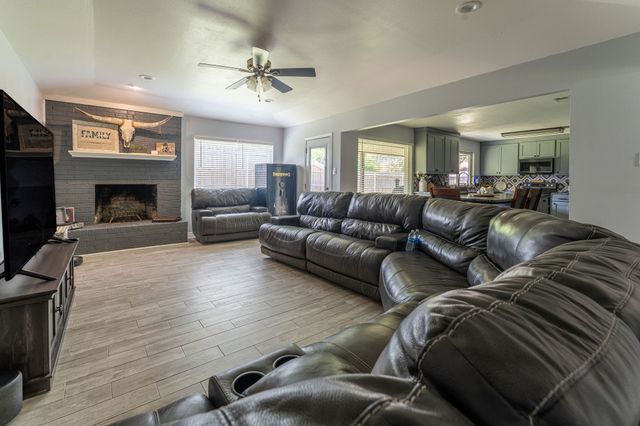 728 NW James Circle, Burleson, TX 76028