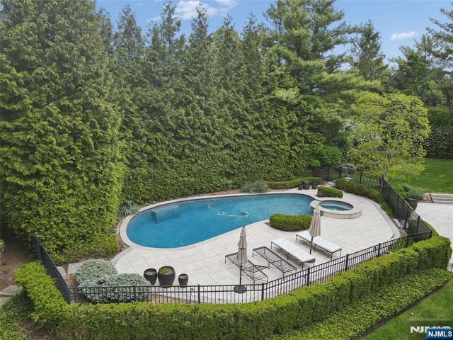 66 Hoover Drive, Cresskill, NJ 07626