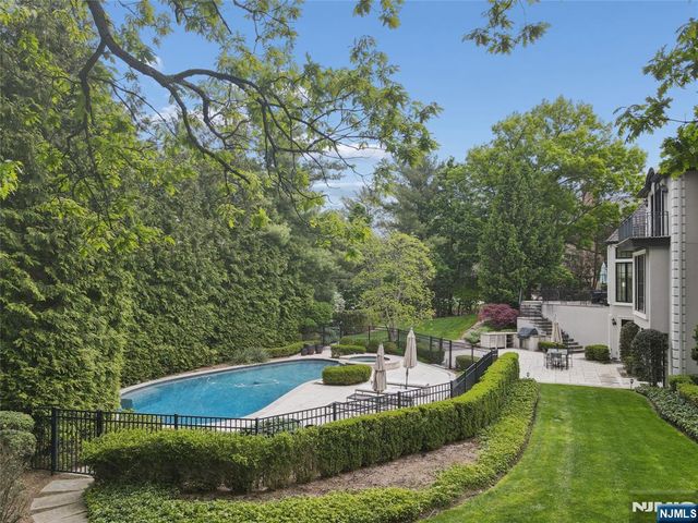 66 Hoover Drive, Cresskill, NJ 07626