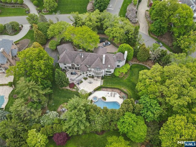 66 Hoover Drive, Cresskill, NJ 07626