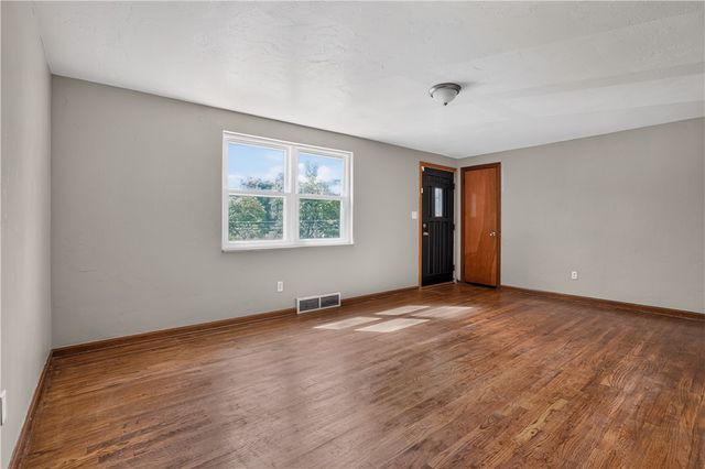93 W Bruceton Rd, Pleasant Hills, PA 15236