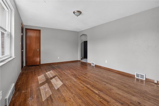 93 W Bruceton Rd, Pleasant Hills, PA 15236