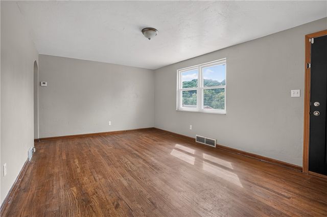 93 W Bruceton Rd, Pleasant Hills, PA 15236