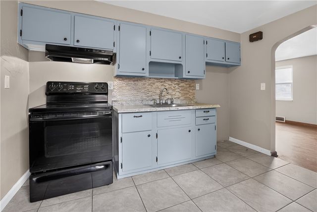 93 W Bruceton Rd, Pleasant Hills, PA 15236
