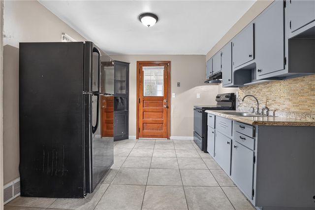 93 W Bruceton Rd, Pleasant Hills, PA 15236