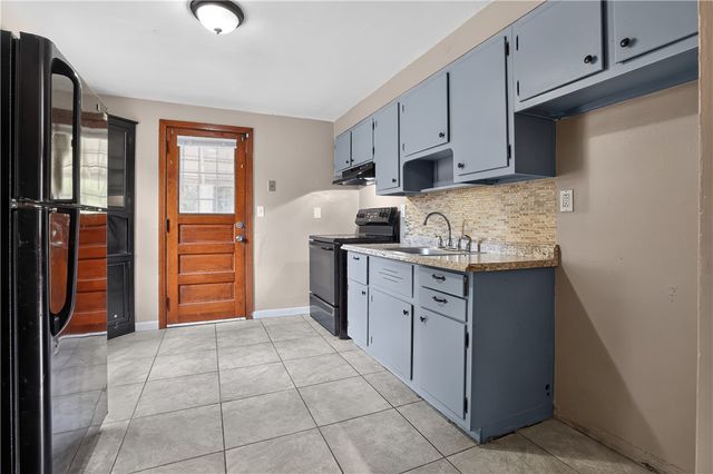 93 W Bruceton Rd, Pleasant Hills, PA 15236