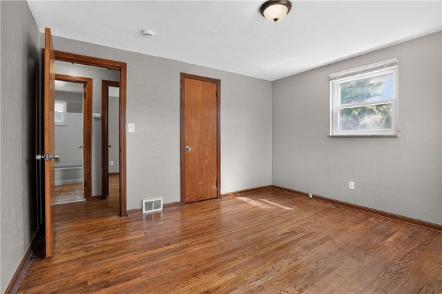 93 W Bruceton Rd, Pleasant Hills, PA 15236