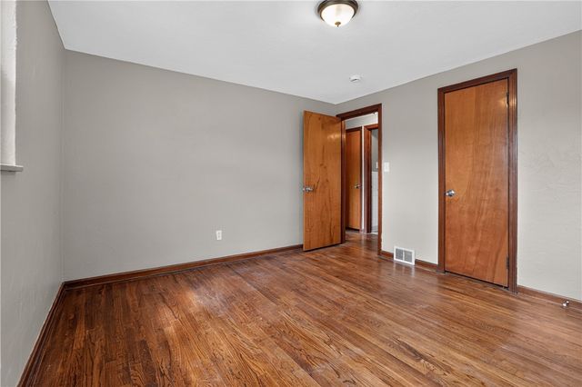 93 W Bruceton Rd, Pleasant Hills, PA 15236