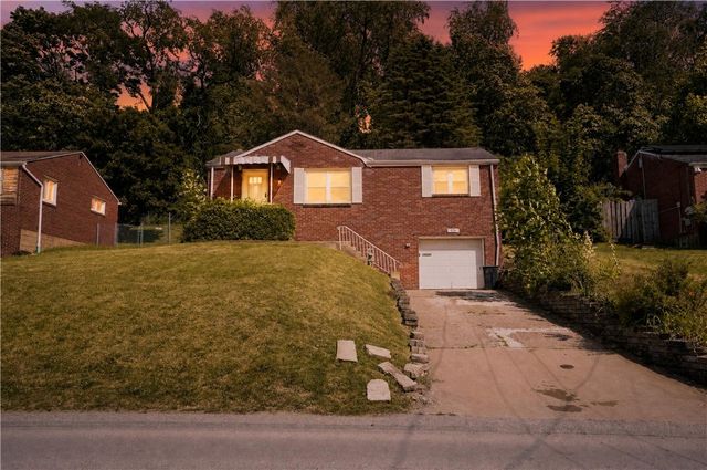 93 W Bruceton Rd, Pleasant Hills, PA 15236