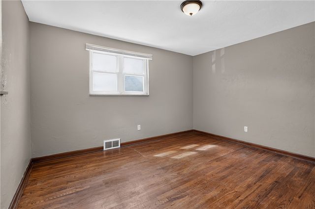 93 W Bruceton Rd, Pleasant Hills, PA 15236