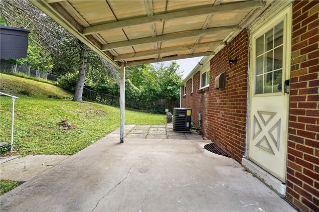 93 W Bruceton Rd, Pleasant Hills, PA 15236