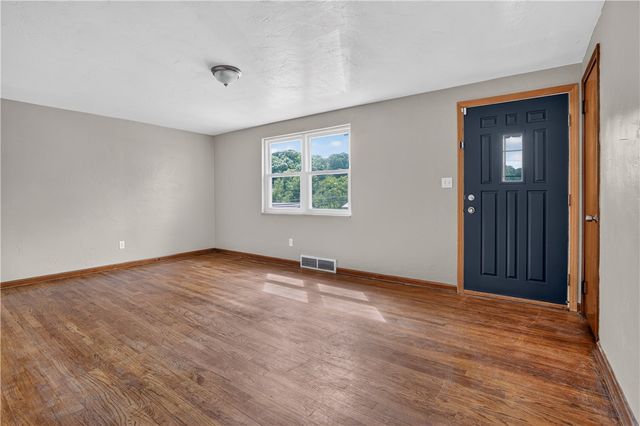 93 W Bruceton Rd, Pleasant Hills, PA 15236