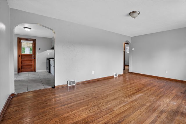 93 W Bruceton Rd, Pleasant Hills, PA 15236