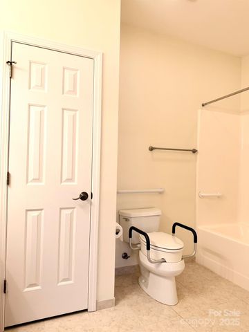 471 26th Avenue NE C, Hickory, NC 28601