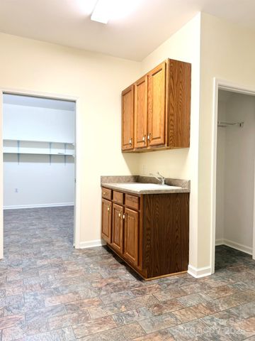 471 26th Avenue NE C, Hickory, NC 28601