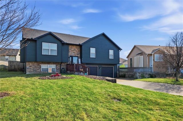 2708 E Hickory Court, Tonganoxie, KS 66086