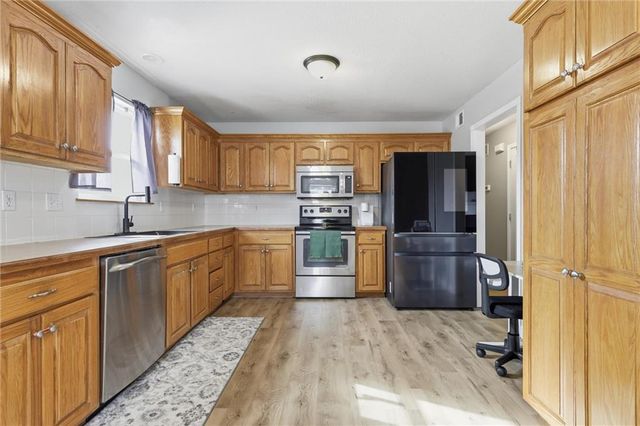 2708 E Hickory Court, Tonganoxie, KS 66086