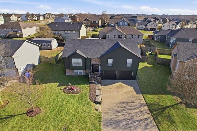 2708 E Hickory Court, Tonganoxie, KS 66086