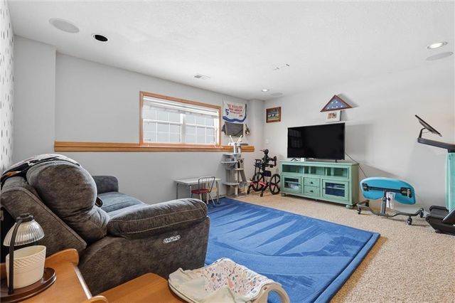 2708 E Hickory Court, Tonganoxie, KS 66086