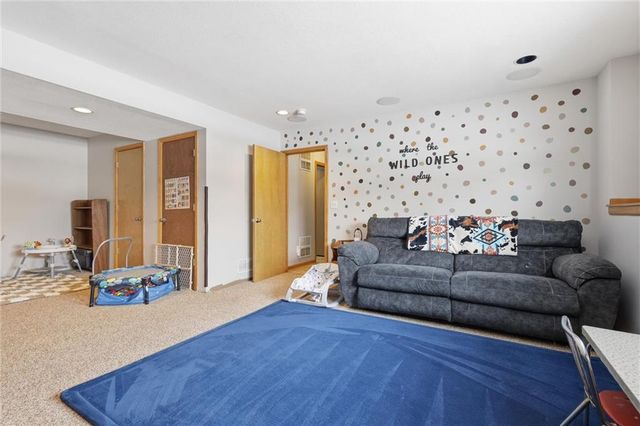 2708 E Hickory Court, Tonganoxie, KS 66086